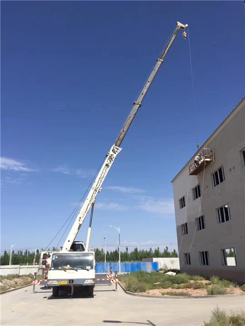 赤水市“轻装强干”—— 吊车的 “轻量化臂架” 技术